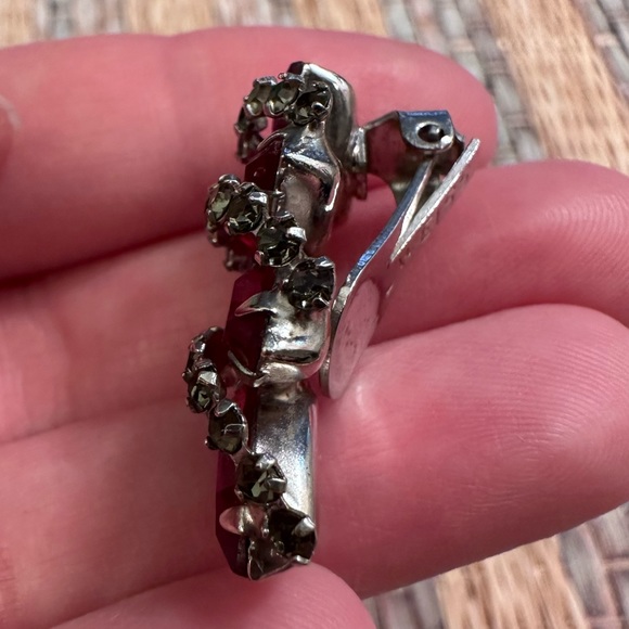 Weiss Red Rhinestone Vintage Clip on Silver-tone Earrings/Ear Bobs - Picture 7 of 9